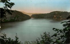 CPA Picturesque Auvergne And Tourist Lake Pavin At the bottom the beach of arrival