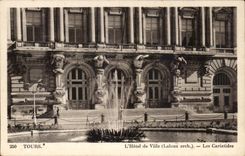 CPA Tours the Town hall caryatids