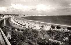 CPA La Baule the Beach and the Embankment seen of the Casino The beach and the Embanker fron the Casino