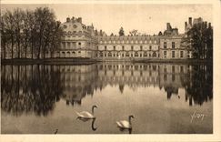 CPA La Douce France Fontinebleau La Palais Et l'etang Des Carpes