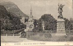 CPA Lourdes Statue de Saint Micbel et la Basilique