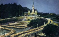 CPSM Lourdes La Basilique illuminee et la procession aux flambeaux