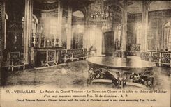 CPA Versailles Le Palais Du Grand Trianon Le Salon Des Glaces Et La table en chene de Malabar