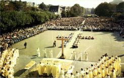 CPSM Lourdes Les Malades assistant au Chemin de Croix et la messe sur le Parvis du Rosaire