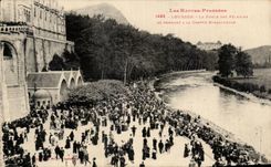 CPA Lourdes La Foule Des pelerins se rendant a la grotte miraculeuse