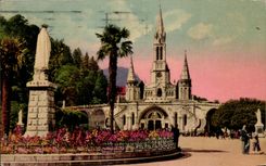 CPA Lourdes La Basilique et le Vierge Couronnee
