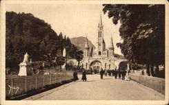 CPA Lourdes La Basilique Et La La Vierge Couronnee