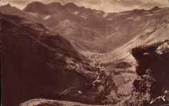 CPA Gavarnie Vue d'ensemble Au Fond le Cirque et la Grande Cascade