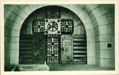 CPA the Ossuary of Douaumont Seen of the splendid Main door of the Militaria Vault