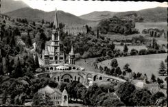 CPA Lourdes La basilique et le Monument Interieur