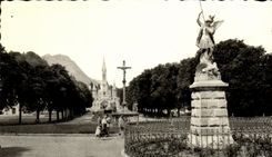 CPA Lourdes Saint Michel La basilique et l'Espianade