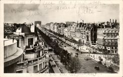 CPA Paris En Flanane Avenue des Champs Elysees
