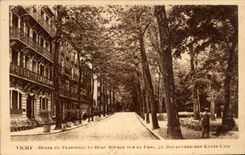 CPA Vichy Hotel De Pleasure And Beautiful Shore On the Park