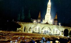 CPSM Lourdes La Basilique illuminee et la Procession aux Flambeaux 