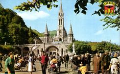 CPM Lourdes Les Malades Reviennent de la Grotte 