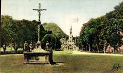 CPSM Lourdes La Basilique et le Calvaire des Bretons