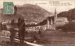CPA Lourdes La basilique Vue de et le Pic Du Jer 