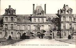 CPA Palais De Fonttainebleau Escalier du Fer a Cheval et Facade sur le Chateau