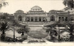 CPA Vichy La Facade du Casino Vue sur Le Parc