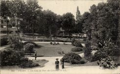 CPA Vichy Un Coin du Parc des Celestins