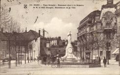 CPA Dijon Place Grangier Monument eleve a la Memoire de M et Mme Grangier