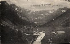 CPA Les Pyrenees Gavarnie Le Gave et la vue generale du Cirque