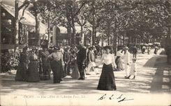 CPA Vichy Une Allee de Parc