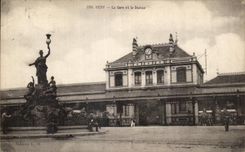 CPA Vichy La Gare Et La Statue