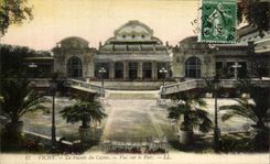CPA Vichy La Facade Du Casino Vue Sur Le Parc