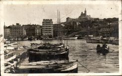 CPA Marseille Un Coin du Vieux Port Et De La Garde