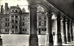 CPA Blois Le Chateau La Cour d'Honneur