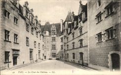 CPA Pau La Cour Du Chateau