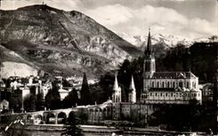CPA Lourdes the basilica And the Pyrenees