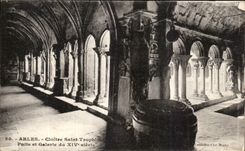 CPA Arles Cloister Saint Trophime Well and Galerie