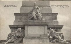 CPA Bordeaux Monument of Of Gironde the Statues of the town of Bordeaux of the Garonne and the Dordogne