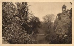 CPA Paris while strolling the Park of the Chaumont Hillocks