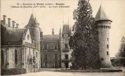 CPA Environs de Vichy Busset Chateau de Bourbon La Cour d'Honneur