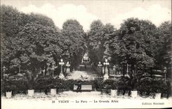 CPA Vichy Le Parc La Grande Allee