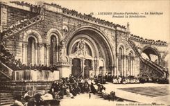 CPA Lourdes the Basilica and the Pyrenees during the Blessing