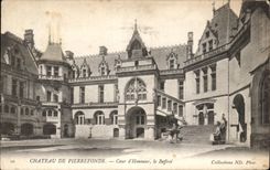 CPA Chateau De Pierrefonds Cour d'Honneur le Beffroi