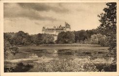 CPA Chateau De Pierrefonds Vue Generale prise de l'Etang