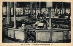 CPA Vichy Source de la Grande Grille