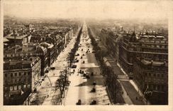 CPA Paris While Strolling the Avenue of the Elysium Fields seen of Arc de Triomphe
