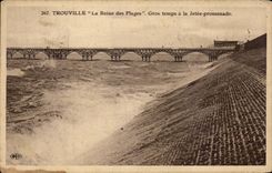 Tiempo pesado de CPA Trouville con la caminata del embarcadero