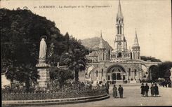 CPA Lourdes the Basilica and the Virgin couronnee