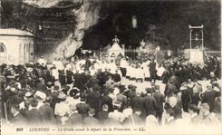 CPA Lourdes the cave before the departure of the Procession