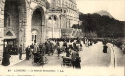CPA Lourdes the station of the Stretcher-bearers
