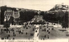 CPA Lourdes the Esplanade Seen of the basilica