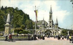 CPA Lourdes the Basilica the Virgin Crowns and the esplanade