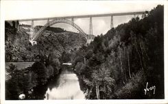 CPA Saint Flour La Vallee de la Truyere et le viaduc de Garabit